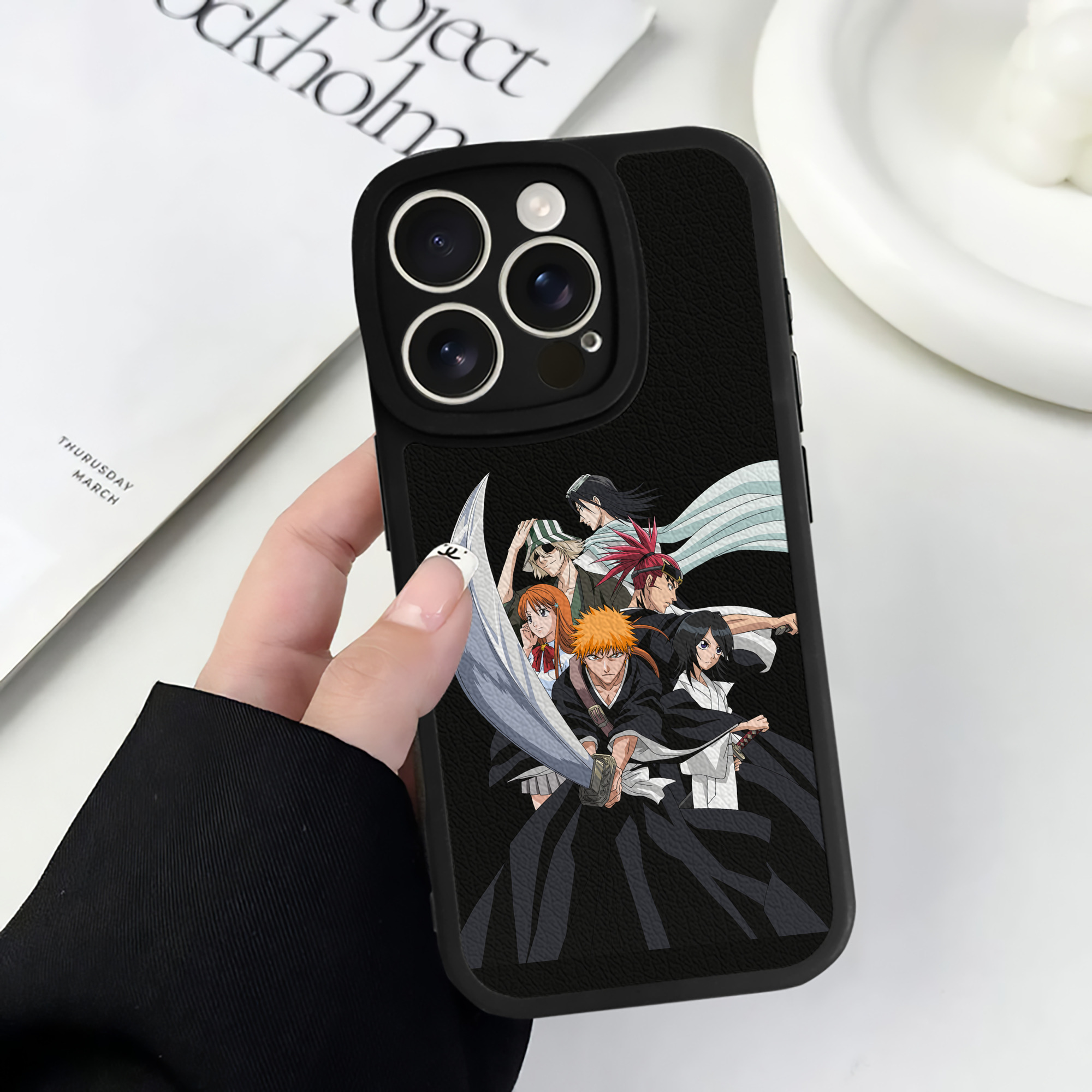 ブリーチ 黒崎一護（くろさき いちご）BLEACH Kurosaki Ichigo 【iPhone 16シリーズ対応】シリコンスマホケース（レザー調） 材質：シリコン